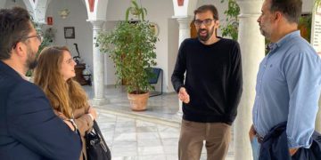 Bueno charla con el alcalde de Trebujena, también de IU / FOTO: IU