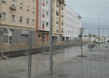 La urbanizada calle en entre la avenida y el cementerio / FOTO: Eulogio García