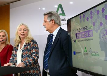 Presentando la iniciativa en la delegación del Gobierno andaluz / FOTO: Eulogio García