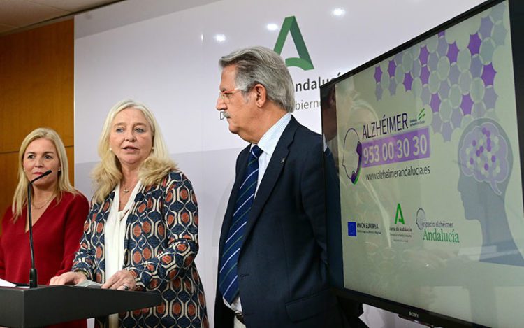 Presentando la iniciativa en la delegación del Gobierno andaluz / FOTO: Eulogio García