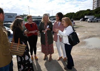 Colombo y Sánchez con vecinos en el solar a la venta / FOTO: Junta