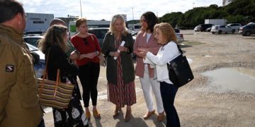 Colombo y Sánchez con vecinos en el solar a la venta / FOTO: Junta
