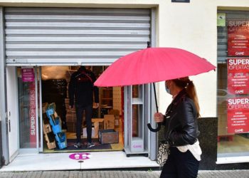 Un comercio preparando el cierre meses después de estallar la pandemia / FOTO: Eulogio García