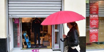 Un comercio preparando el cierre meses después de estallar la pandemia / FOTO: Eulogio García