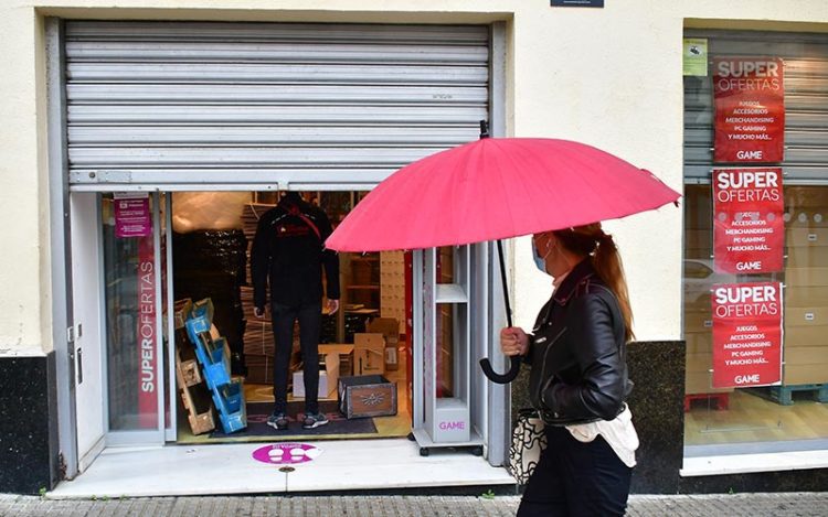 Un comercio preparando el cierre meses después de estallar la pandemia / FOTO: Eulogio García