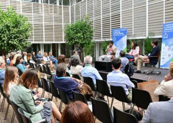 Una de las charlas en el patio del ECCO / FOTO: Eulogio García