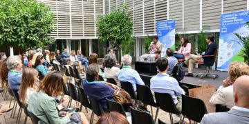 Una de las charlas en el patio del ECCO / FOTO: Eulogio García