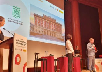 El concejal isleño recogiendo la distinción del Ministerio / FOTO: Ayto.