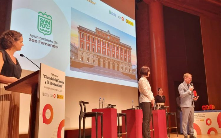 El concejal isleño recogiendo la distinción del Ministerio / FOTO: Ayto.