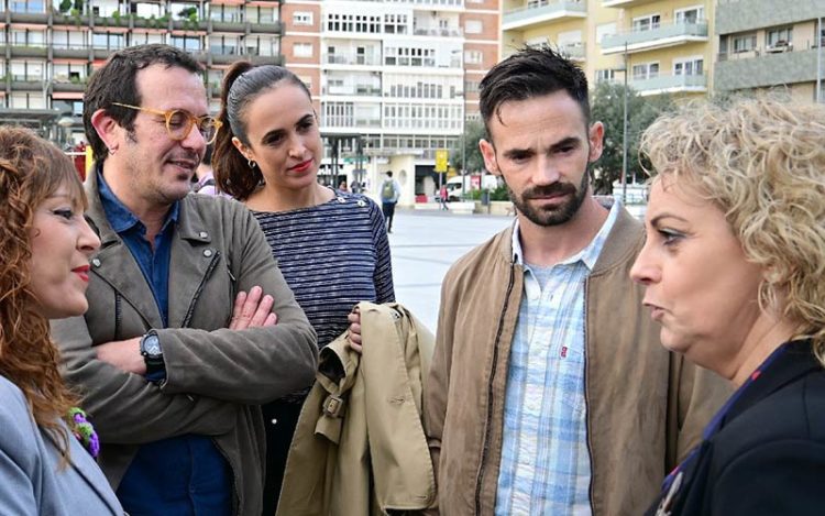 David de la Cruz junto al alcalde y concejales este 25-N  / FOTO: Eulogio García