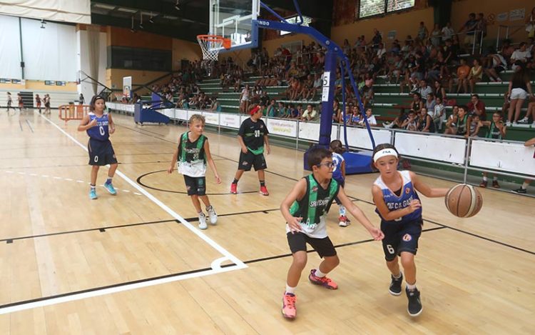 Partido de baloncesto en el pabellón del Parque / FOTO: Ayto.