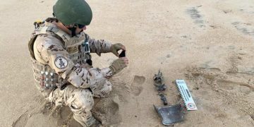 Uno de los militares actuantes con los restos del artefacto / FOTO: Defensa