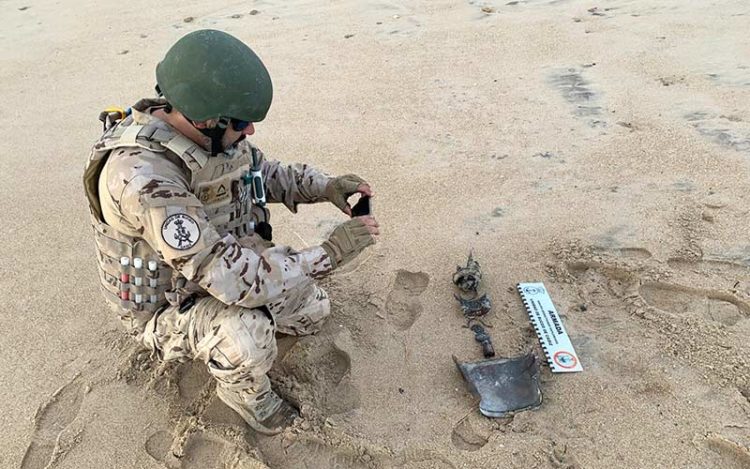 Uno de los militares actuantes con los restos del artefacto / FOTO: Defensa