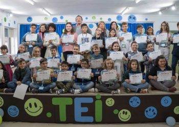 Posado con alumnos implicados en el programa / FOTO: Eulogio García