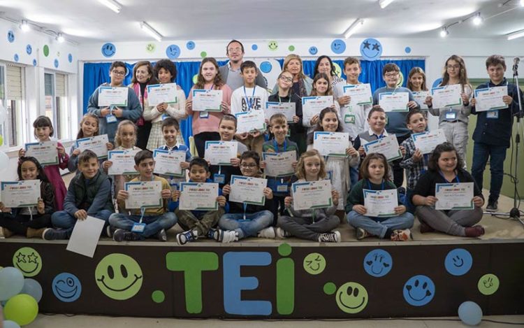 Posado con alumnos implicados en el programa / FOTO: Eulogio García