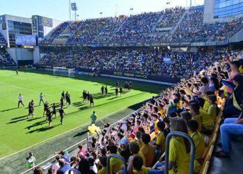 Los jugadores saludan a los cuatro graderíos antes de irse / FOTO: Eulogio García