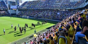 Los jugadores saludan a los cuatro graderíos antes de irse / FOTO: Eulogio García