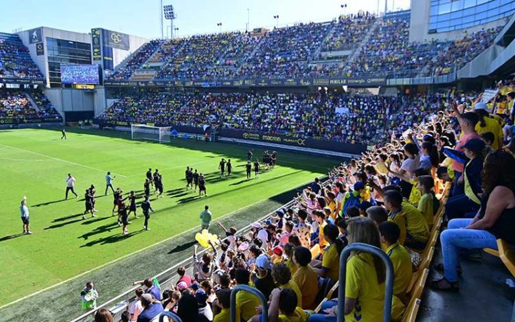 Los jugadores saludan a los cuatro graderíos antes de irse / FOTO: Eulogio García