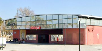 Acceso a la estación levantada tras el soterramiento de un tramo de la vía