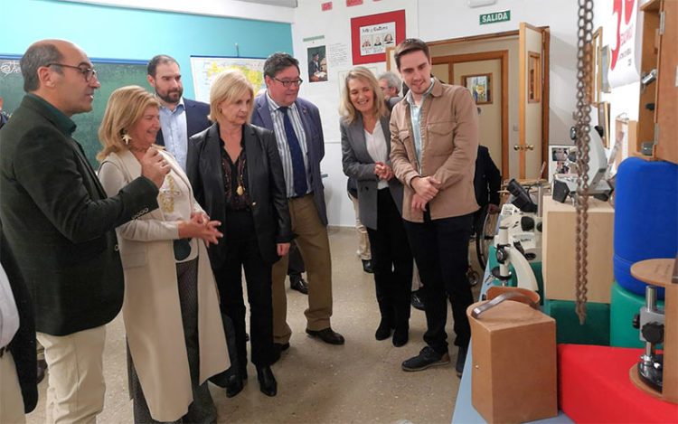 La comitiva de políticos del PP no faltó en la visita / FOTO: Junta