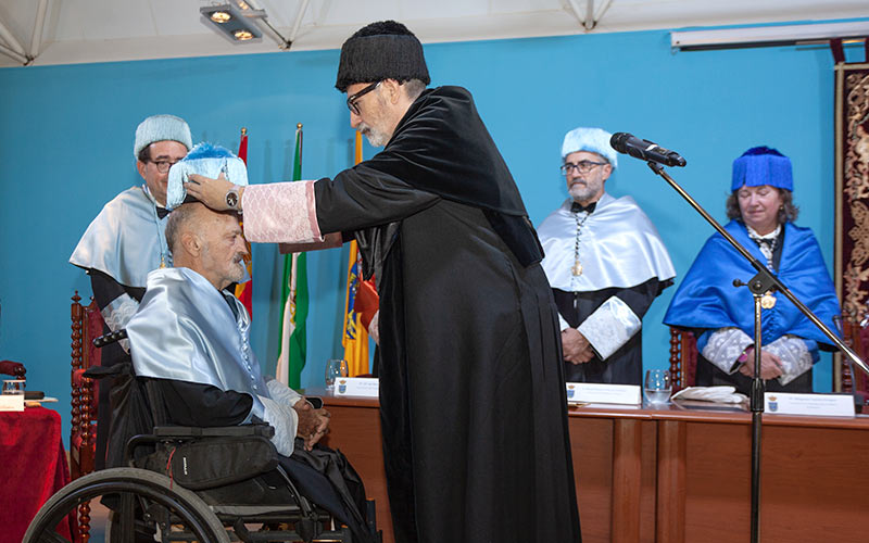 “Todo lo que ha hecho le ha trascendido”; la UCA inviste al arqueólogo Francisco Giles Pacheco como doctor Honoris Causa