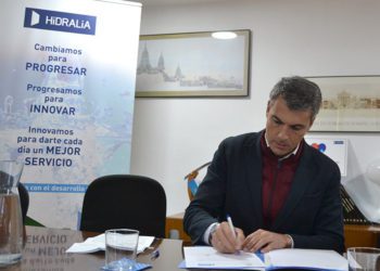 Romero firmando en 2018 un convenio con Hidralia, siendo concejal del Gobierno local / FOTO: Ayto.