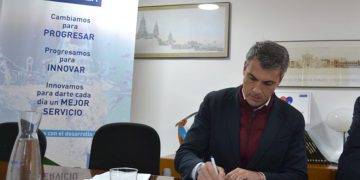 Romero firmando en 2018 un convenio con Hidralia, siendo concejal del Gobierno local / FOTO: Ayto.
