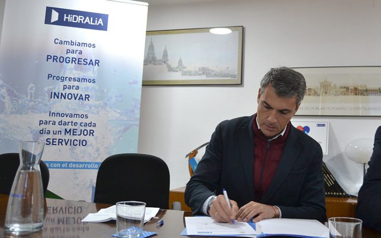 Romero firmando en 2018 un convenio con Hidralia, siendo concejal del Gobierno local / FOTO: Ayto.