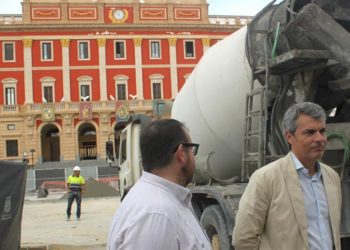 Picardo y Romero convocando a la prensa junto a la obra de la plaza del Rey / FOTO;: AxSí