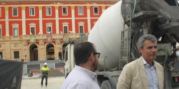 Picardo y Romero convocando a la prensa junto a la obra de la plaza del Rey / FOTO;: AxSí