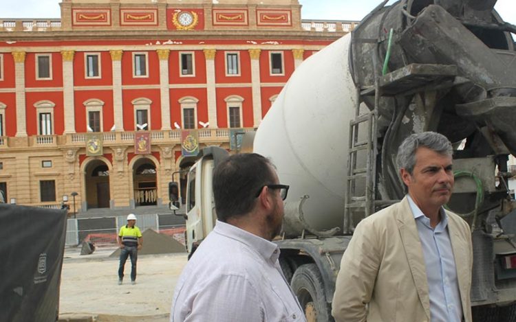 Picardo y Romero convocando a la prensa junto a la obra de la plaza del Rey / FOTO;: AxSí