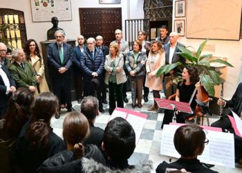 Un momento del homenaje en el patio de la casa natal / FOTO: Eulogio García