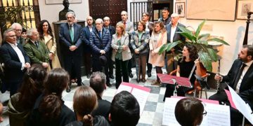 Un momento del homenaje en el patio de la casa natal / FOTO: Eulogio García