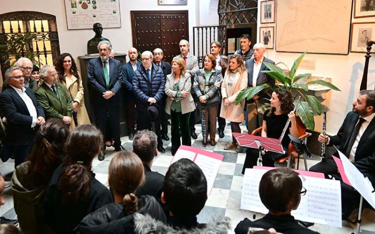 Un momento del homenaje en el patio de la casa natal / FOTO: Eulogio García