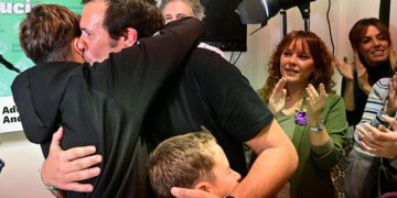 Abrazado a sus hijos tras el anuncio / FOTO: Eulogio García
