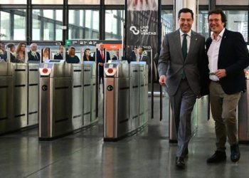 El alcalde esperando al presidente andaluz en la inauguración del tranvía / FOTO: Eulogio García