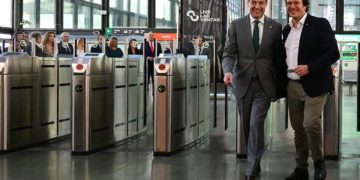 El alcalde esperando al presidente andaluz en la inauguración del tranvía / FOTO: Eulogio García