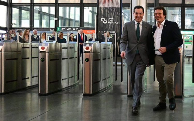 El alcalde esperando al presidente andaluz en la inauguración del tranvía / FOTO: Eulogio García