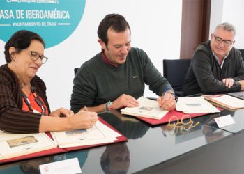 Rubricando el convenio de cesión de obras / FOTO: Ayto.