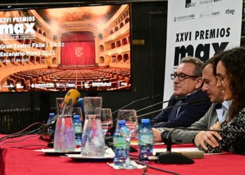 Presentando la sede de los Max sobre las tablas del Falla / FOTO: Eulogio García