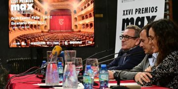 Presentando la sede de los Max sobre las tablas del Falla / FOTO: Eulogio García