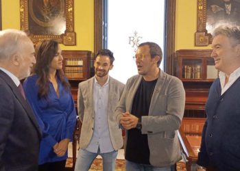 Charlando de forma distendida con el presidente de la RAE / FOTO: Ayto.