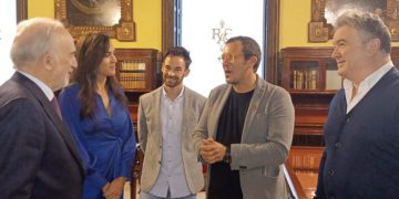 Charlando de forma distendida con el presidente de la RAE / FOTO: Ayto.