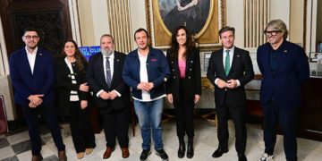 La corte real junto al alcalde y la concejala / FOTO: Eulogio García