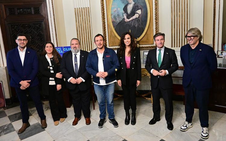 La corte real junto al alcalde y la concejala / FOTO: Eulogio García