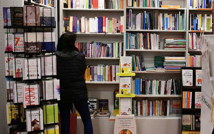 El bono permite gastar hasta 100 euros en libros por beneficiario / FOTO: Eulogio García
