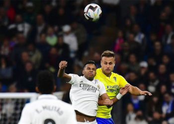 El cuestionado Cala peleando una pelota / FOTO: Cádiz CF