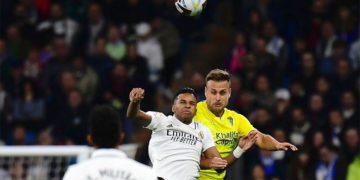 El cuestionado Cala peleando una pelota / FOTO: Cádiz CF