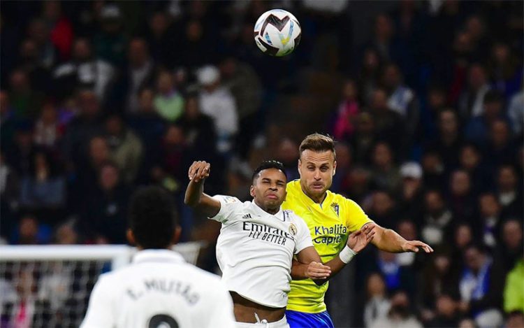 El cuestionado Cala peleando una pelota / FOTO: Cádiz CF