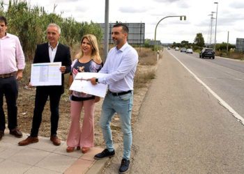 Con los planos a pie de carretera / FOTO: Ayto.